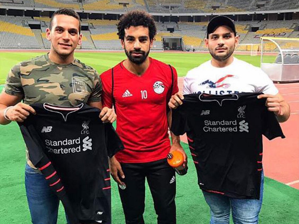 Salah z koszulką Liverpoolu