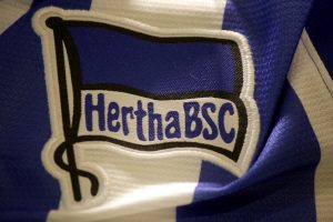 logo klubu Herthy na koszulce