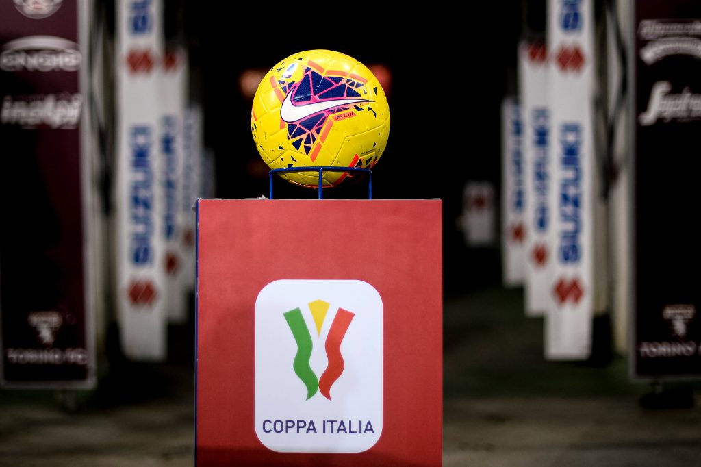 Piłka Nike oraz logo Coppa Italia