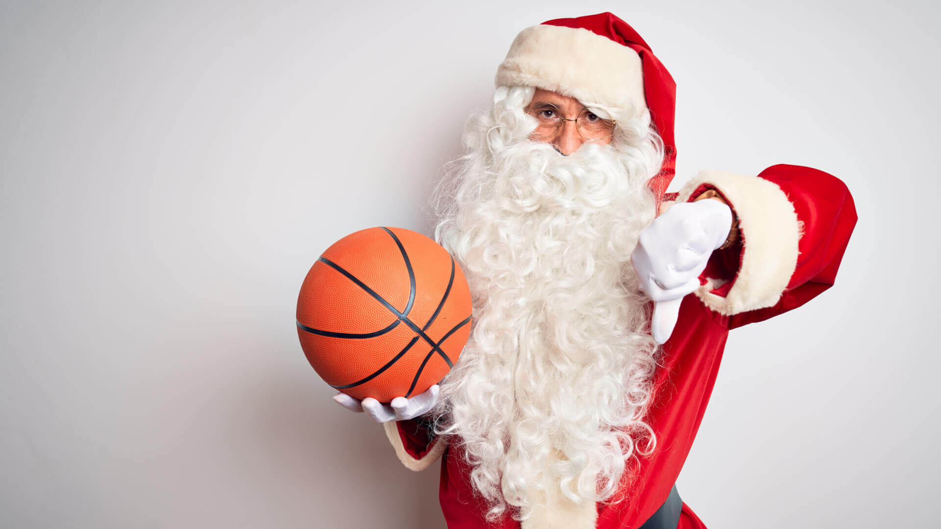 Święty Mikołaj z koszykówką