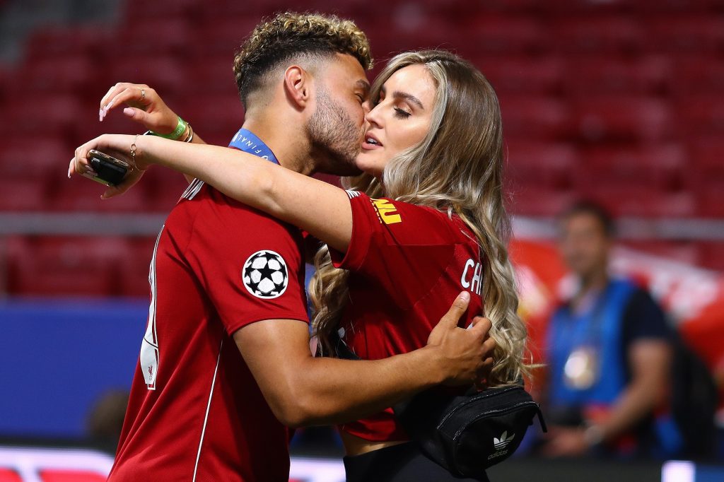 Piłkarz Liverpoolu całuje swoją partnerkę