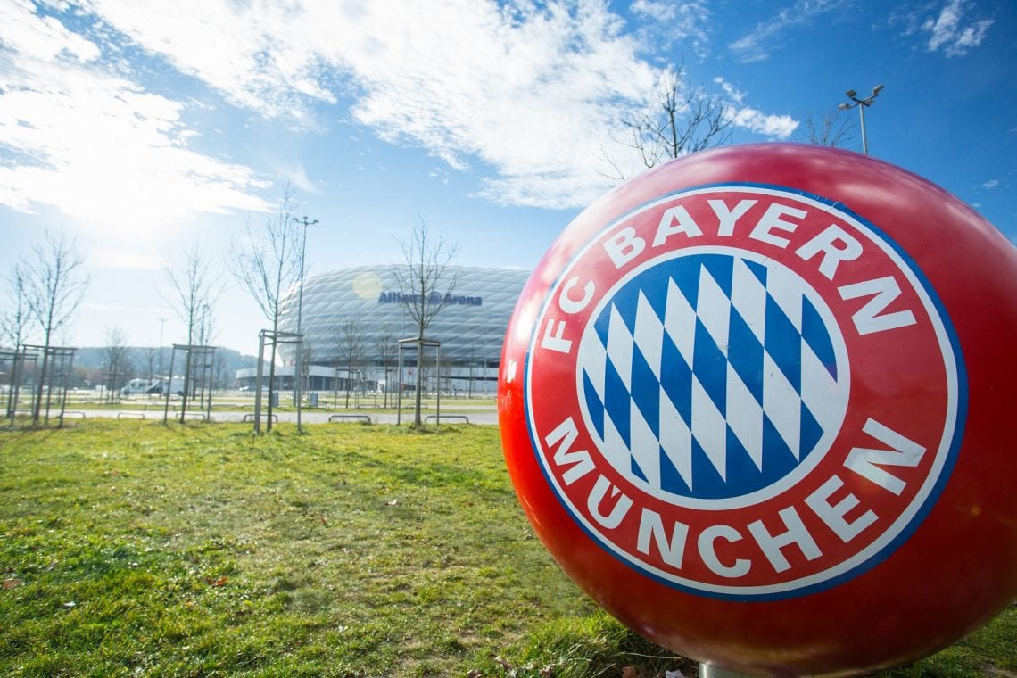 Piłka przed stadionem Bayern Monachium