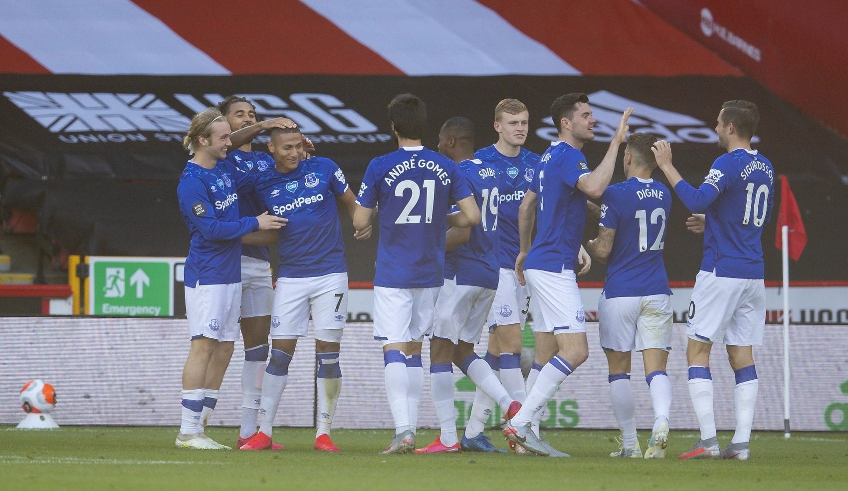 Everton cieszące się po golu