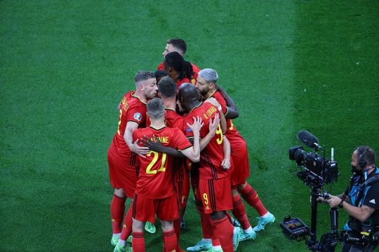Zawodnicy Belgii po golu z Rosją