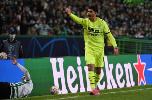 Dahoud podczas dyskusji z sędzią - kupon SEO Wolfsburg - BVB 26.11.