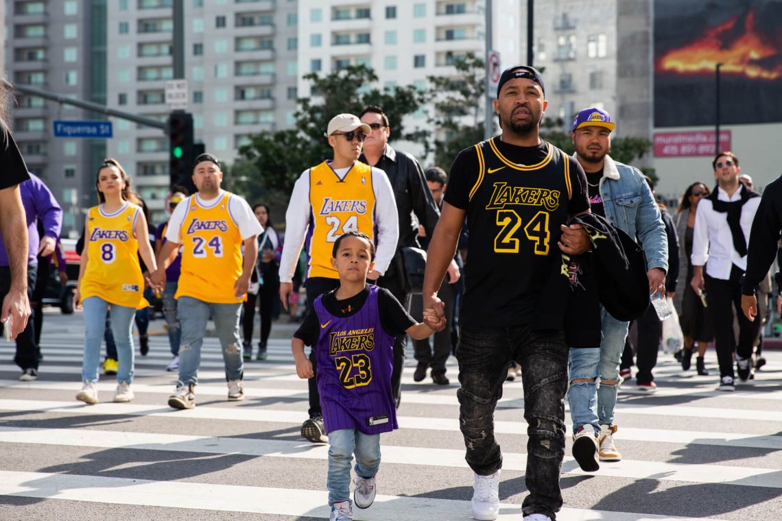 Kibice Los Angeles Lakers w drodze na mecz NBA; 12.11.2021