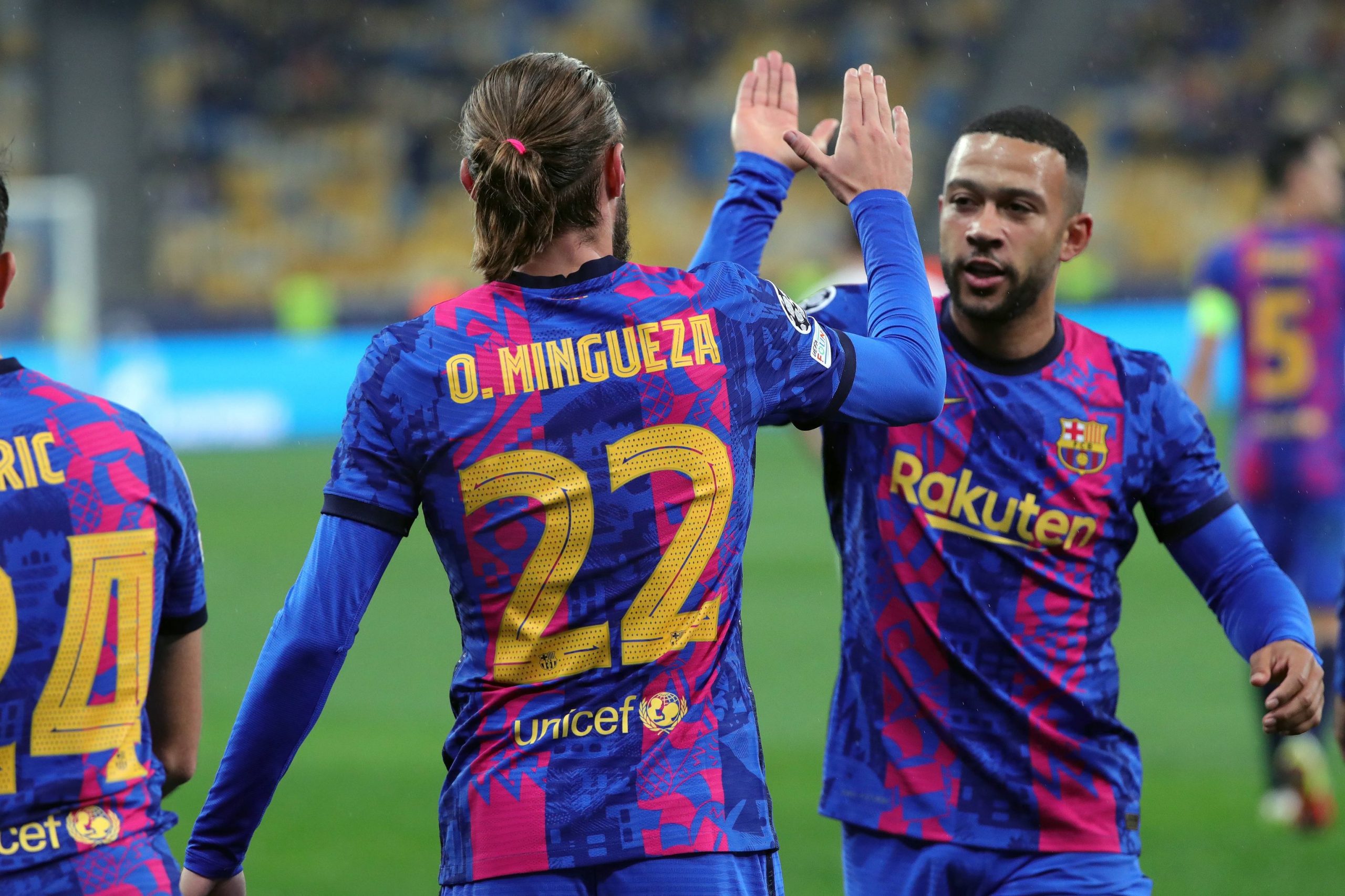 Memphis Depay, Oscar Mingueza; piąteczka; FC Barcelona 06.11.2021