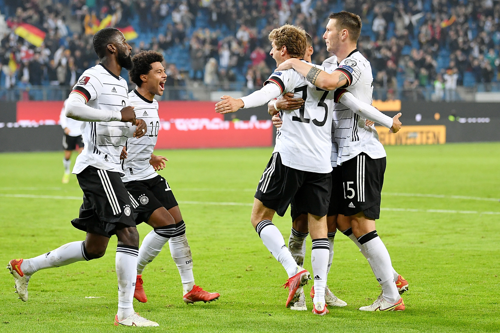 Cieszący się piłkarze reprezentacji Niemiec