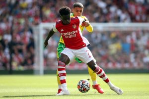 Bukayo Saka w walce o piłkę - kupon SEO Arsenal - Watford 06.11