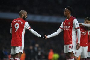 Lacazette i Gabriel po zdobytym golu - kupon PL 15.12. Totalbet