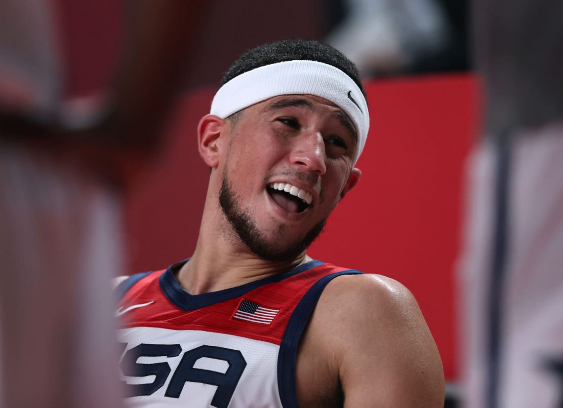 Uśmiechnięty Devin Booker w koszulce reprezentacji USA, NBA 30.01.2022