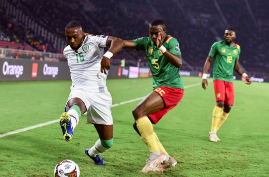 piłkarz Kamerunu w walce z rywalem