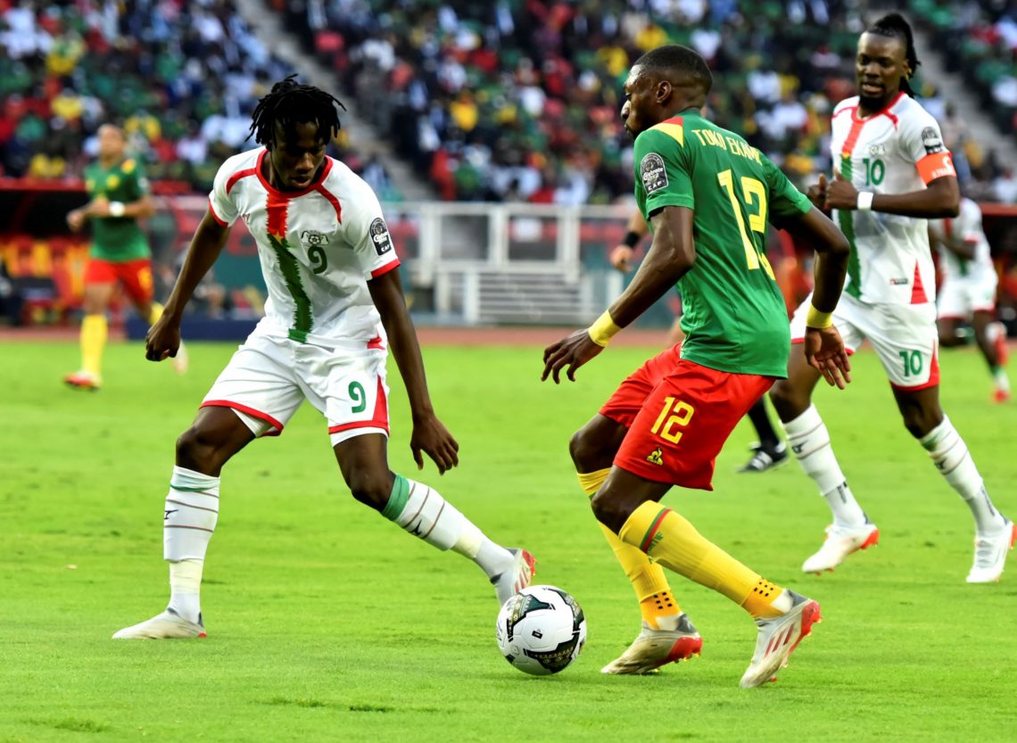 Piłkarz Kamerunu podczas dryblingu - kupon SEO Kamerun - Etiopia 12.01.