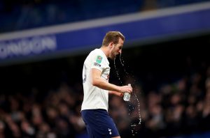 Harry Kane pijacy wode - kupon SEO Tottenham - Morecambe 08.01.