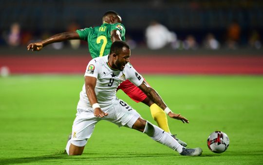 Ayew walczący o piłkę - kupon SEO Gabon - Ghana 13.01. Betfan