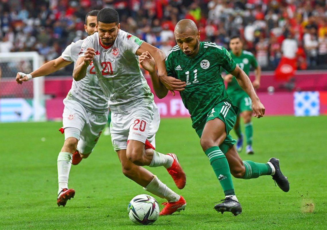 Piłkarz Algierii podczas dryblingu
