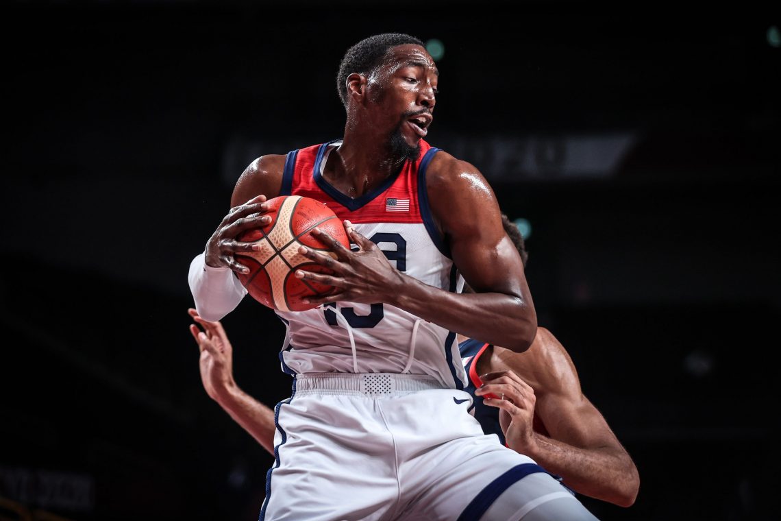 Bam Adebayo zawodnik Miami Heat oraz reprezentacji USA z piłką; NBA 03.02.2022