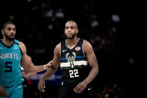 Khris Middleton oraz Nicolas Batum podczas trwania meczu; NBA; 01.02.2022