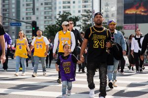 Kibice Los Angeles Lakers w drodze na mecz: NBA 08.02.2022