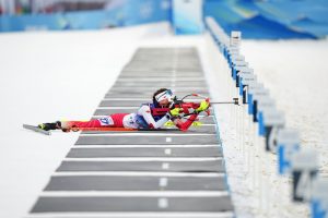 Monika Hojnisz-Staręga 12.02.2022 na strzelnicy w pozycji leżącej ZIO biathlon K