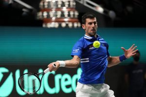 Novak Djokovic odbijający piłkę z forehandu ATP Dubaj23.02.2022