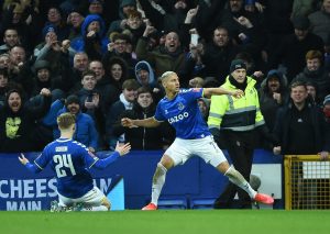 Richarlison i Gordon po strzeleniu gola