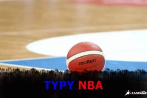 piłka do koszykówki na środku parkietu; NBA 02.02.2022