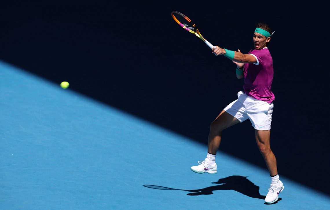 Rafael Nadal w wysokim forehandzie 20.03.2022