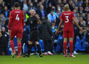 Fabinho i Van Dijk podczas dyskusji z sędzią