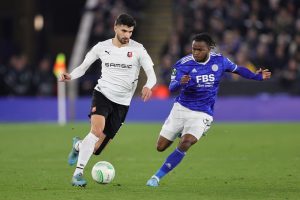 Lookman w pojedynku z piłkarzem Rennes