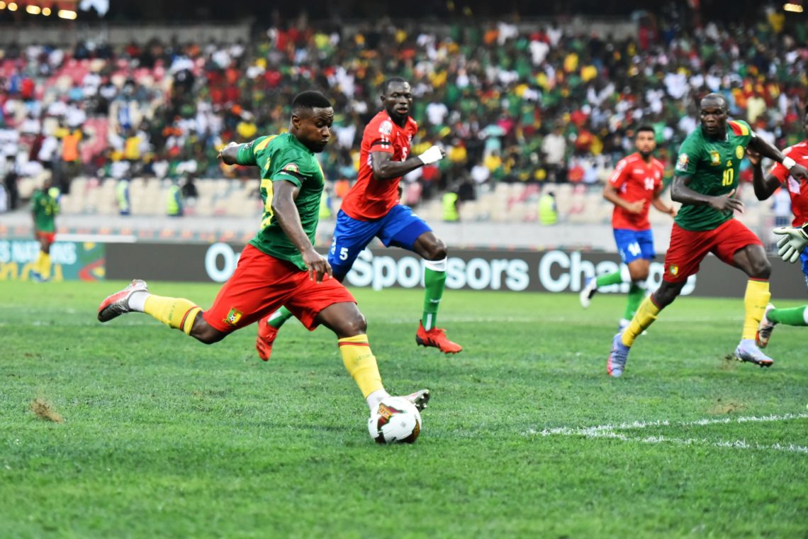 Piłkarz Kamerunu oddający strzał
