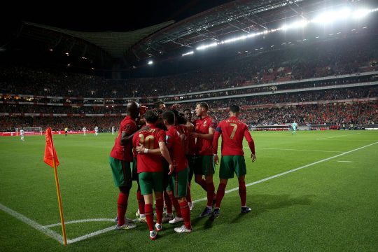 zawodnicy portugalii cieszący się z gola