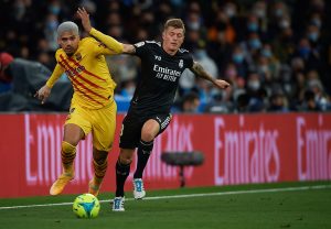 Roland Araujo (Barcelona) i Toni Kroos (Real Madryt)