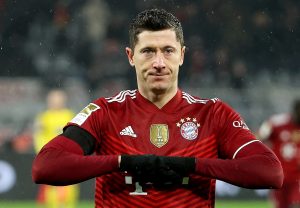 Lewandowski cieszący się z gola