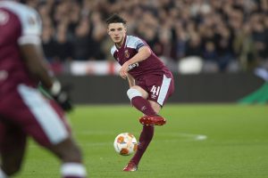 Declan Rice podający piłkę