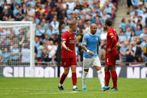 Jordan Henderson i Van Dijk w dyskusji z Walkerem