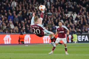 zawodnik west ham united strzelający gola z przewrotki