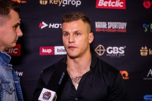 kwieciński udzielający wywiadu na FAME MMA