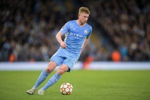 Kevin de Bruyne wyprowadzający atak