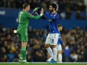 Pickford i Gomes zbijający piątkę