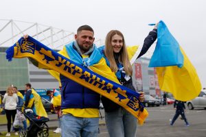 kibice ukrainy z flagą i szalikiem
