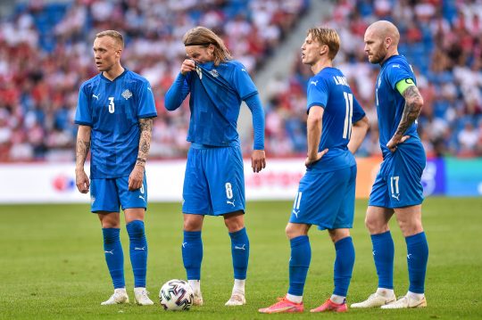 Piłkarze Islandii przed rzutem wolnyn