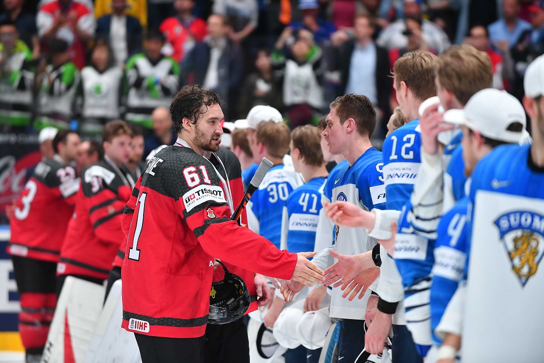 Zawodnicy Kanady i Finlandii hokej