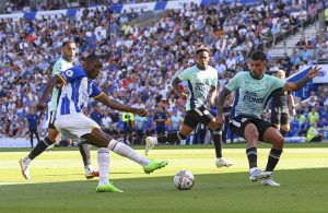 Danny Welbeck oddający strzał