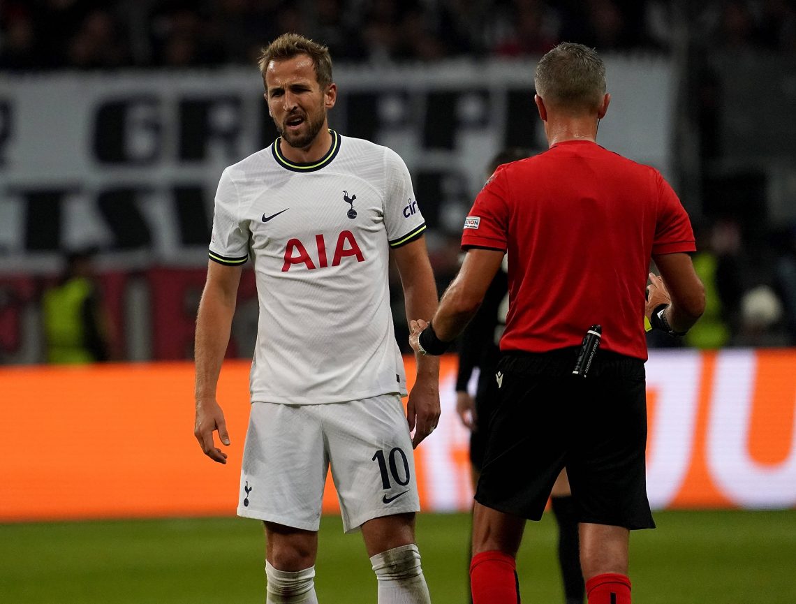 Harry Kane podczas rozmowy z sędzią