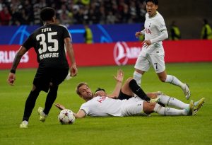 Harry Kane faulowany przez obrońcę Eintrachtu