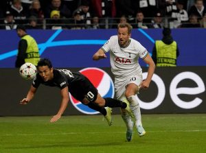 Harry Kane w walce o piłkę z obrońcą Eintrachtu