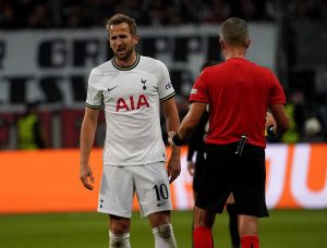 Harry Kane podczas dyskusji z sędzią