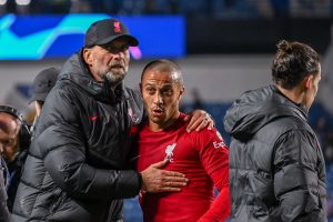 Jurgen Klopp rozmawiający z Thiago