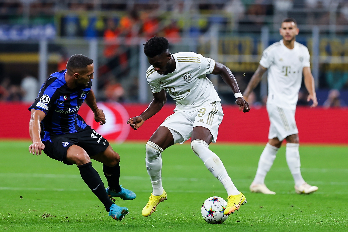 Alphonso Davies, Danilo D'Ambrosio